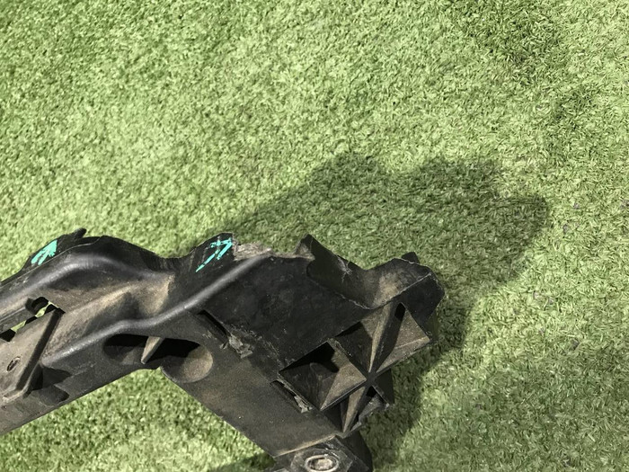 Кронштейн решетки радиатора Audi A5 2 8W (2016-2020)