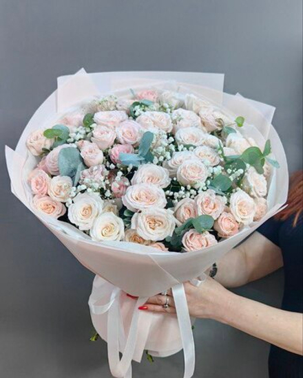 Букет из кустовых пионовидных роз "Bombastic" с эвкалиптом и гипсофилой