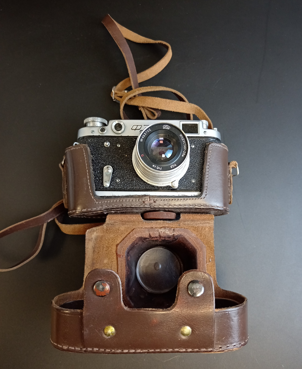Фотоаппарат "ФЭД-2" с объективом "Индустар" в оригинальном кофре с документом , металл, стекло, кожа, Харьковский машиностроительный завод им. Дзержинского (ФЭД), СССР, 1961-1979 гг.