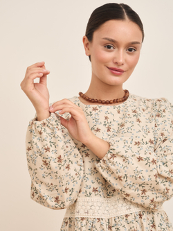 Платье с кружевными вставками