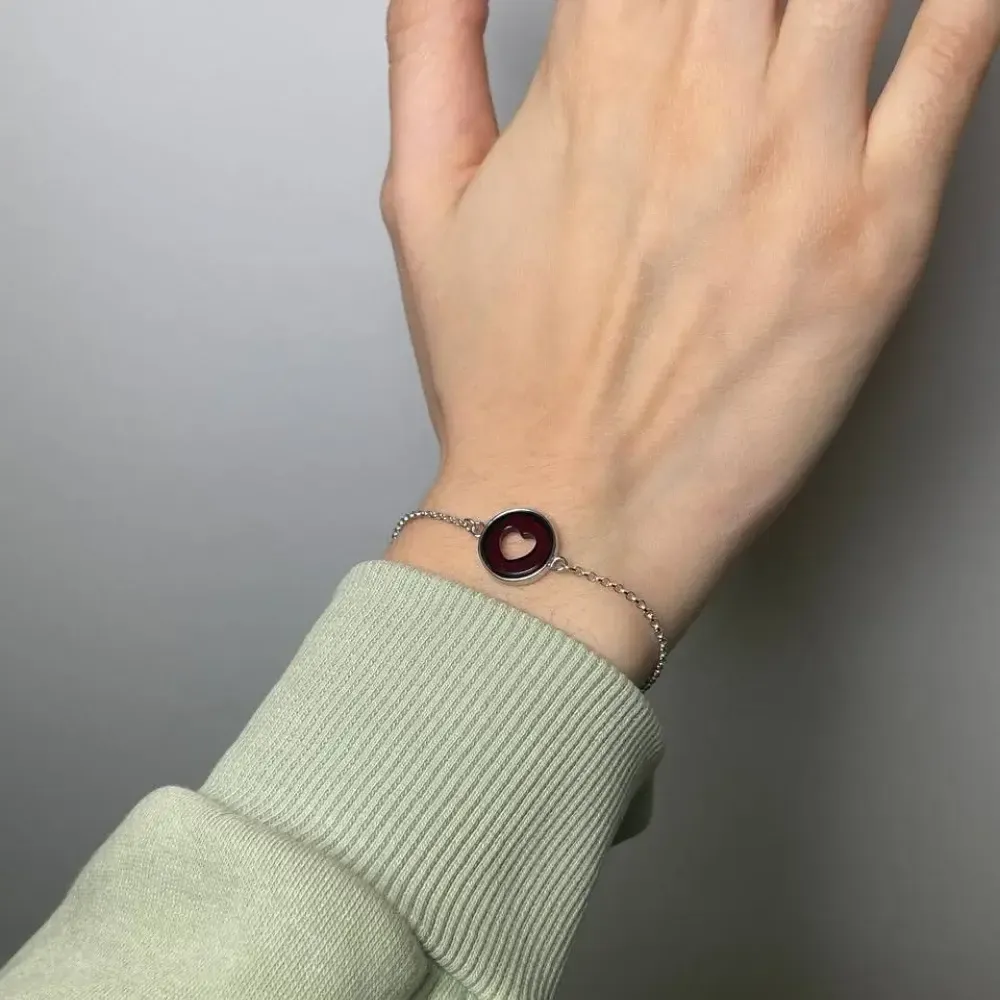 Браслет Сердце в круге с вишневым янтарем