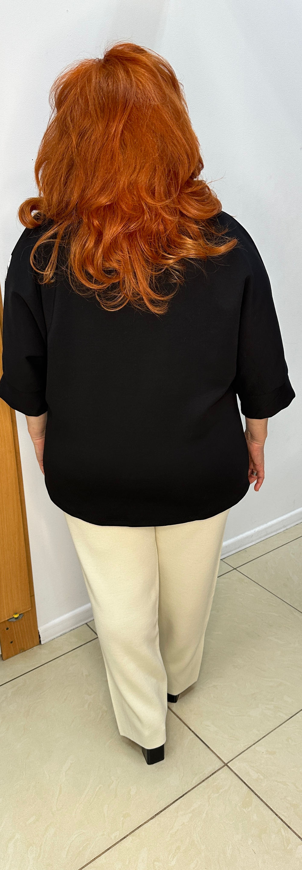 Черная толстовка с белым принтом