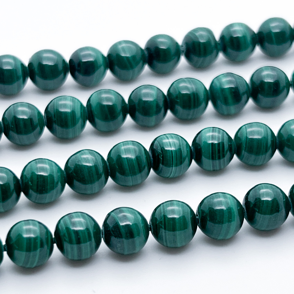 Малахит, диаметр 7,7-7,8 мм, цена за 12 шт (1/4 нити)