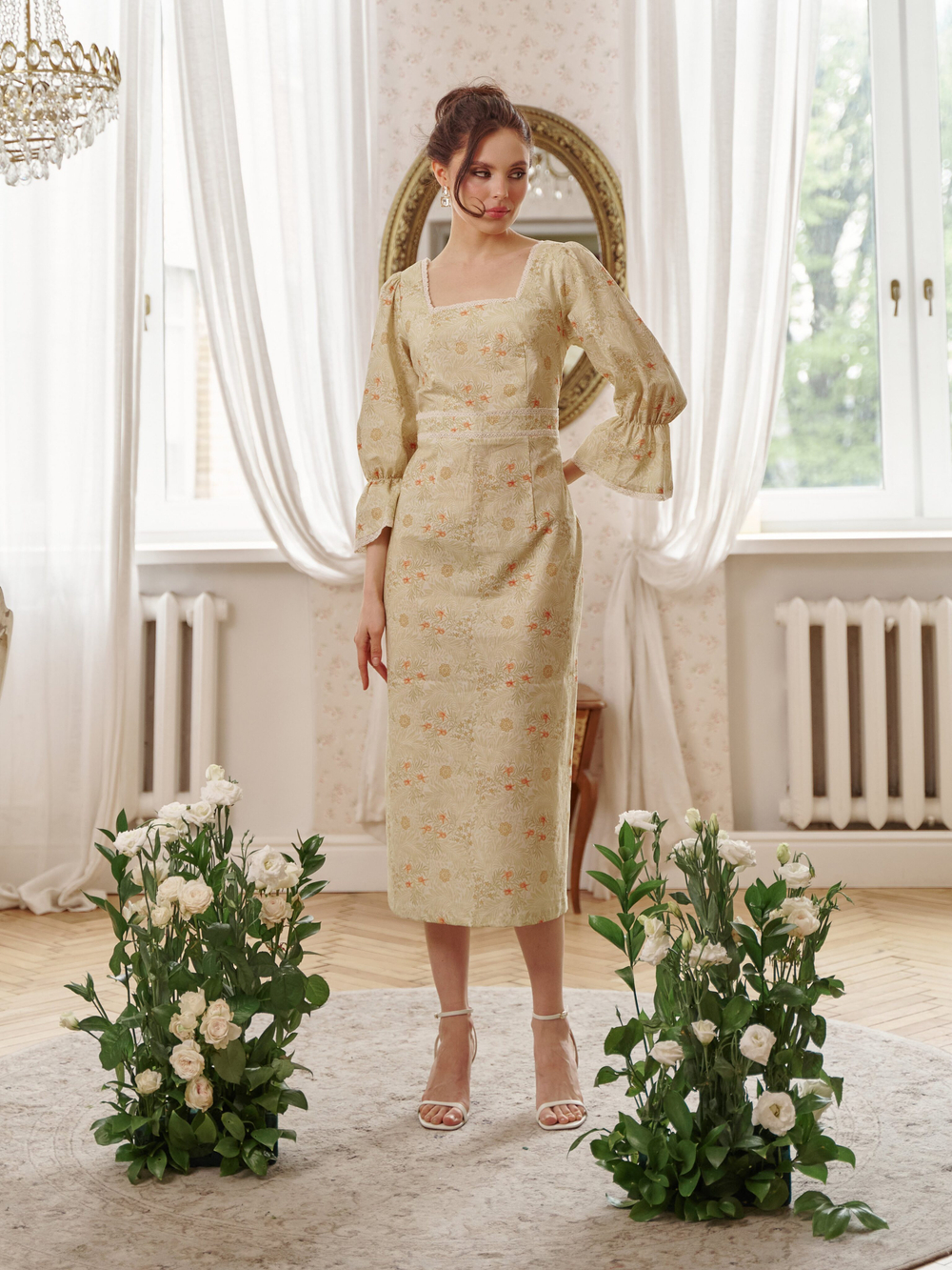 Платье с квадратным вырезом