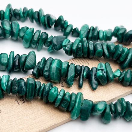 Малахит бусины, крошка, размер около 4-8 мм, цена за нить 38 см