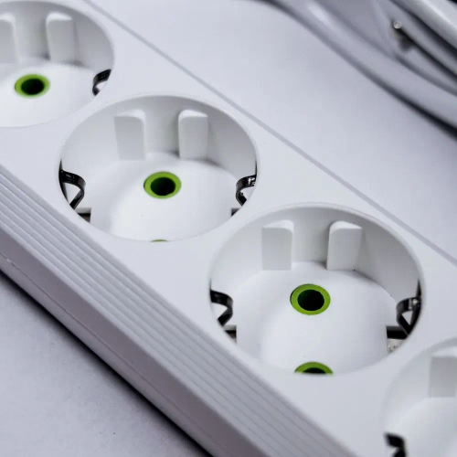 Сетевой фильтр 4 розетки, пилот, удлинитель, разветвитель, 4 USB, длина провода 5 метров, белый