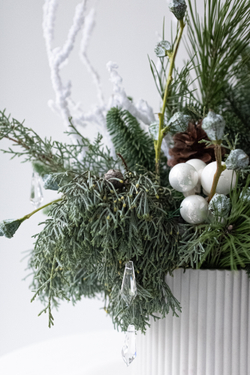 хвойная композиция в бетоне