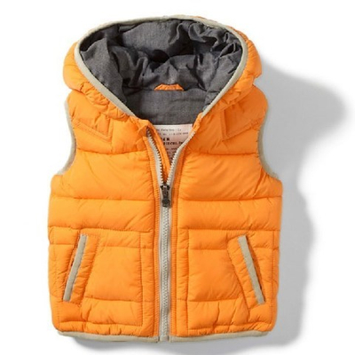 Жилет детский однотонный с капюшоном и карманами на молнии