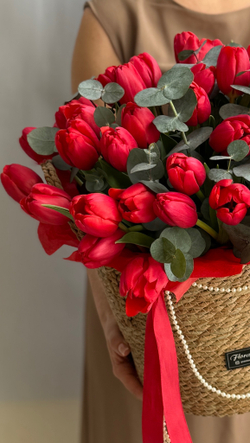 Яркие красные тюльпаны и ароматный эвкалипт в стильной корзине от Флора Маркет
