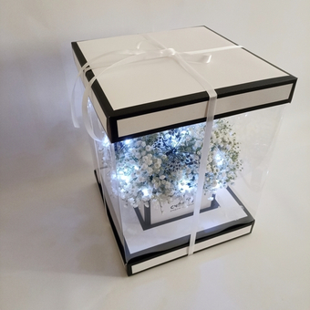 Композиция из гипсофилы с гирляндой в подарочной коробке "Эффект бабочки"