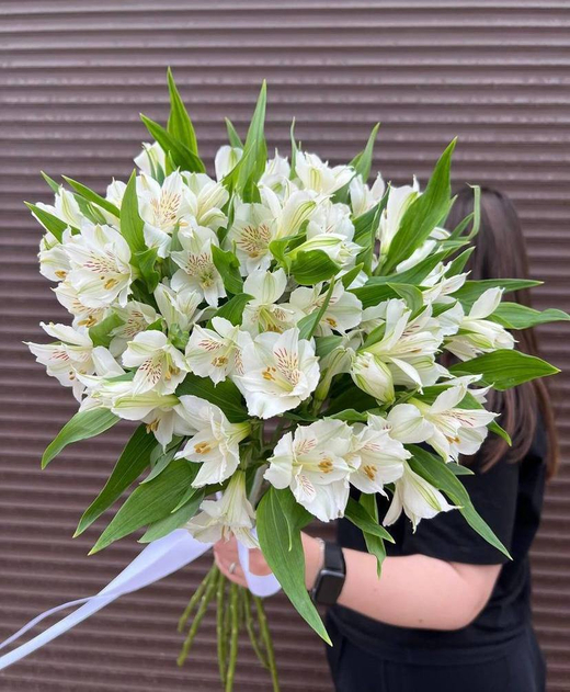 Букет из белой альстромерии "Whispers of Purity"