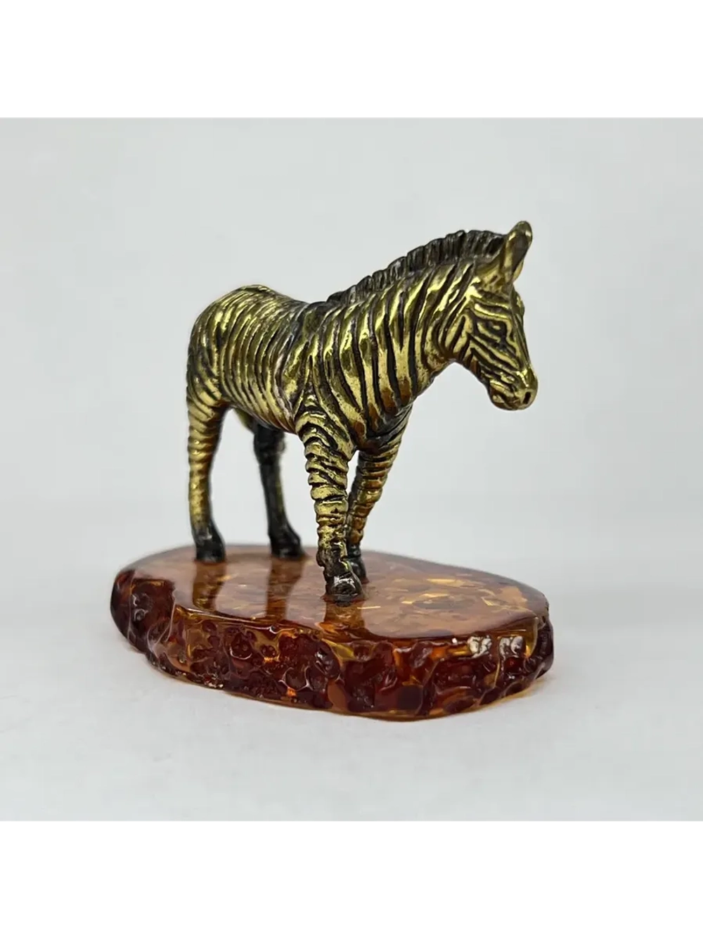 Бронзовая статуэтка на янтаре