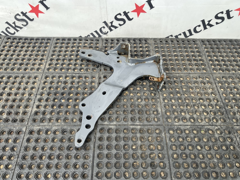 Кронштейн усилителя бампера правый