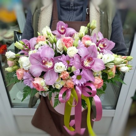 Композиция с орхидеей в шляпной коробке