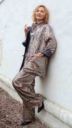 Комплект (двусторонний жакет и брюки) «Вечернее серебро» (коллекция "Сны белого камня"), по мотивам белокаменной резьбы домонгольских соборов Владимирской земли