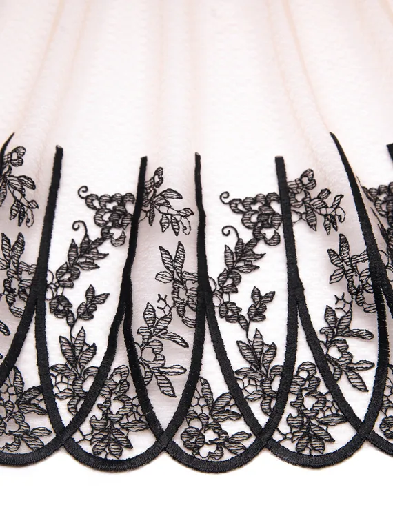 05-70 Вышивка на неэл. сетке 21 см, телесный/черный