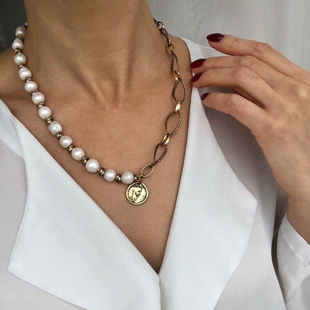 Колье ассиметричное с жемчугом и монетой Колье ассиметричное с жемчугом и монетой