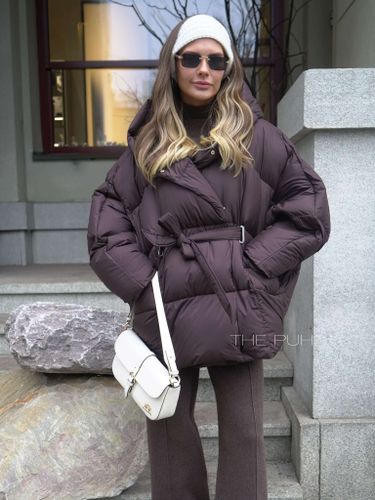 Пуховик летучая мышь с поясом в шоколадном цвете