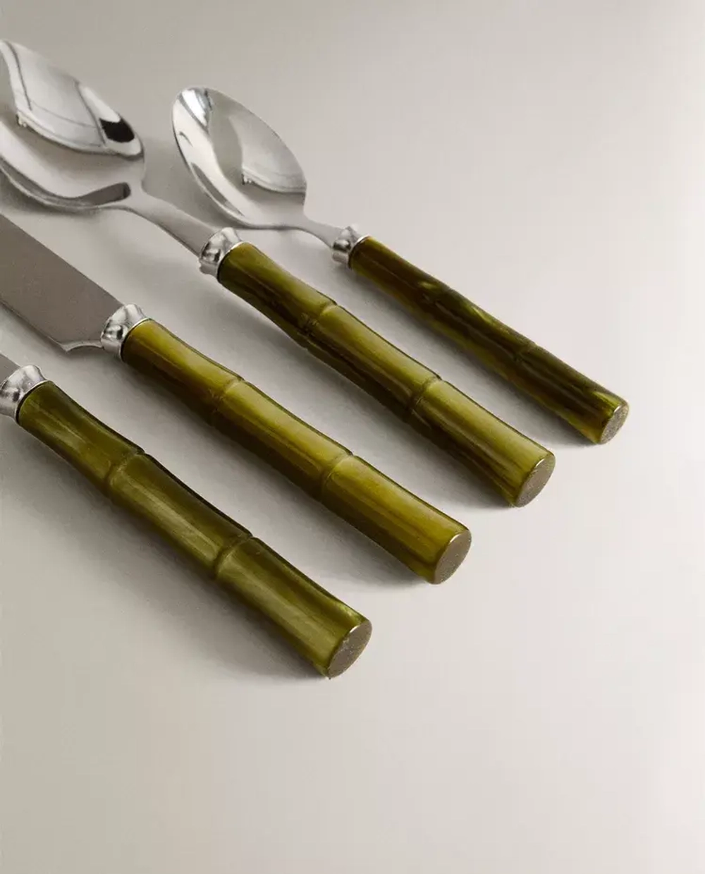 ZARA HOME НАБОР СТОЛОВЫХ ПРИБОРОВ С БАМБУКОВОЙ РУЧКОЙ (4 ШТУКИ), ЗЕЛЕНЫЙ