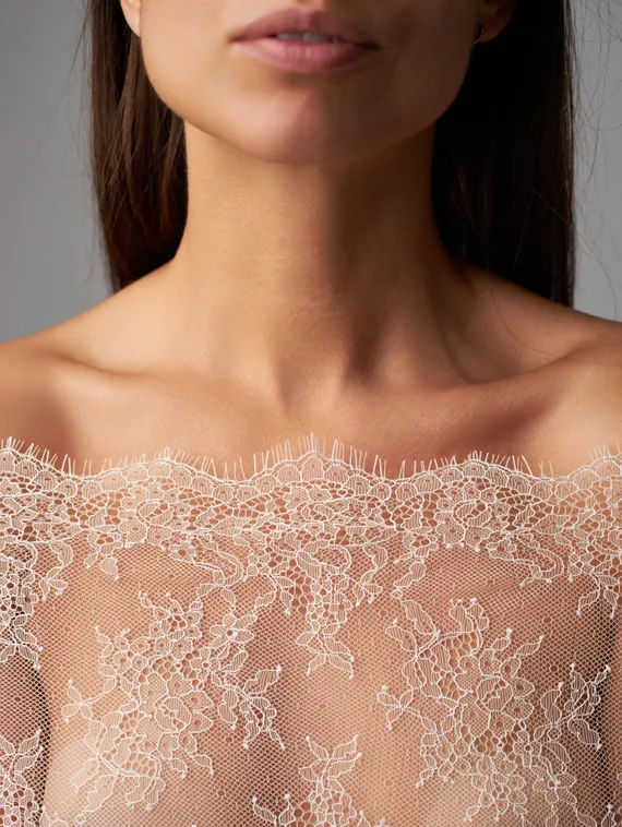 01-11 Кружево шантильи 23 см, телесный 126