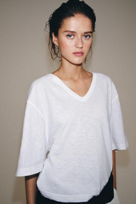 ZARA ФУТБОЛКА С V-ОБРАЗНЫМ ВЫРЕЗОМ, БЕЛЫЙ