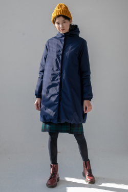 Темно-синяя зимняя куртка