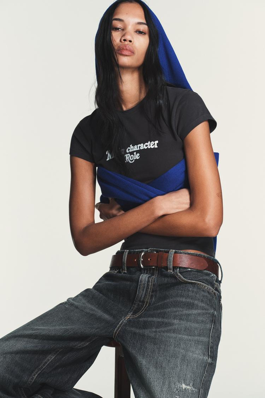 ZARA ФУТБОЛКА С НАДПИСЬЮ, УГОЛЬНЫЙ