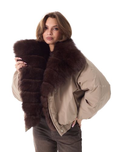 Парка цвета капучино с меховым воротником-стойкой