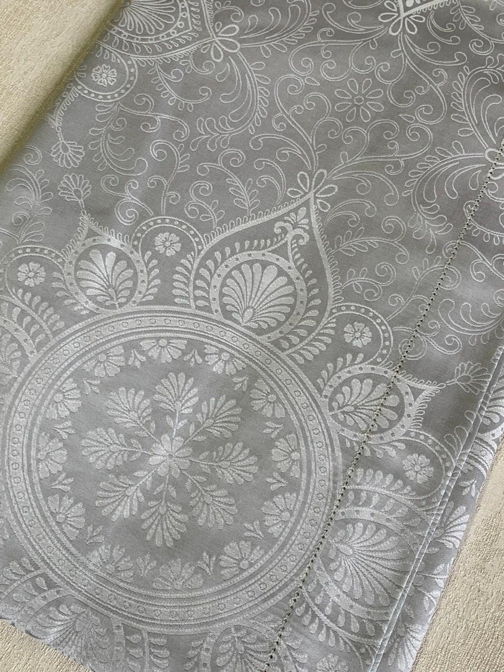 Скатерть 150х220 и 8 салфеток Gamba 9905 Grigio жемчужная