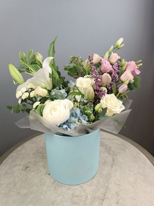 Композиция в шляпной коробке "Лилия"