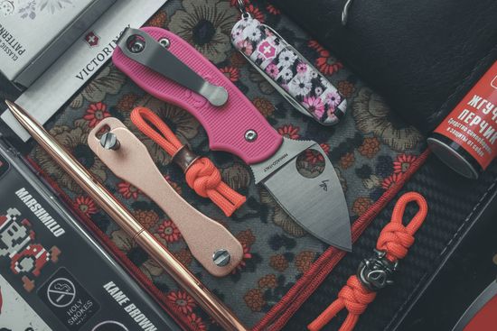 Складной нож Spyderco Squeak Pink C154PPN c клинком из стали Böhler N690Co, рукоять FRN