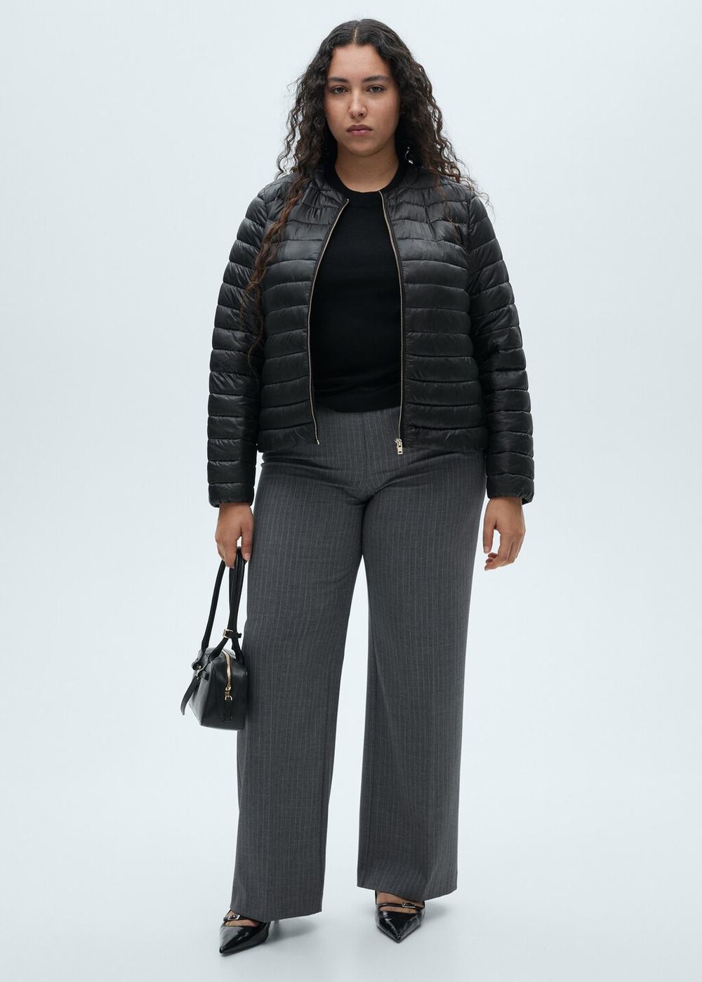 Короткий стеганый анорак с карманами