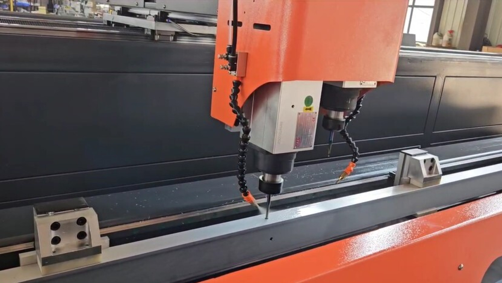 4-х осевой двухшпиндельный фрезерный станок с ЧПУ ZSSD-CNC-3000 для обработки алюминиевого профиля