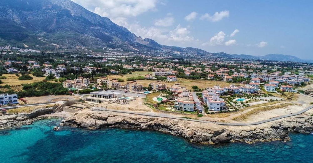 ЖК "K-ISLANDS Luxury Resort" Северный Кипр, район Татлысу. Проект, состоящий из люксовых апартаментов, элегантных пентхаусов и таунхаусов, уникальных вилл утопающих в тропических садах на побережье Средиземного моря. Расположен на побережье с песчаной лагуной