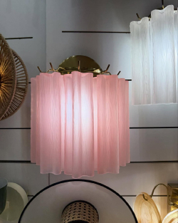 Элегантное настенное бра с фактурным стеклом