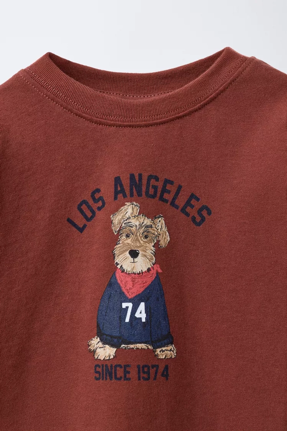 ZARA ФУТБОЛКА С ПРИНТОМ «СОБАКА И ЦИФРА», ГРАНАТОВЫЙ