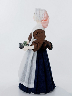 Кукла фарфоровая в костюме служанки 18 века Шоколадница Лиотара