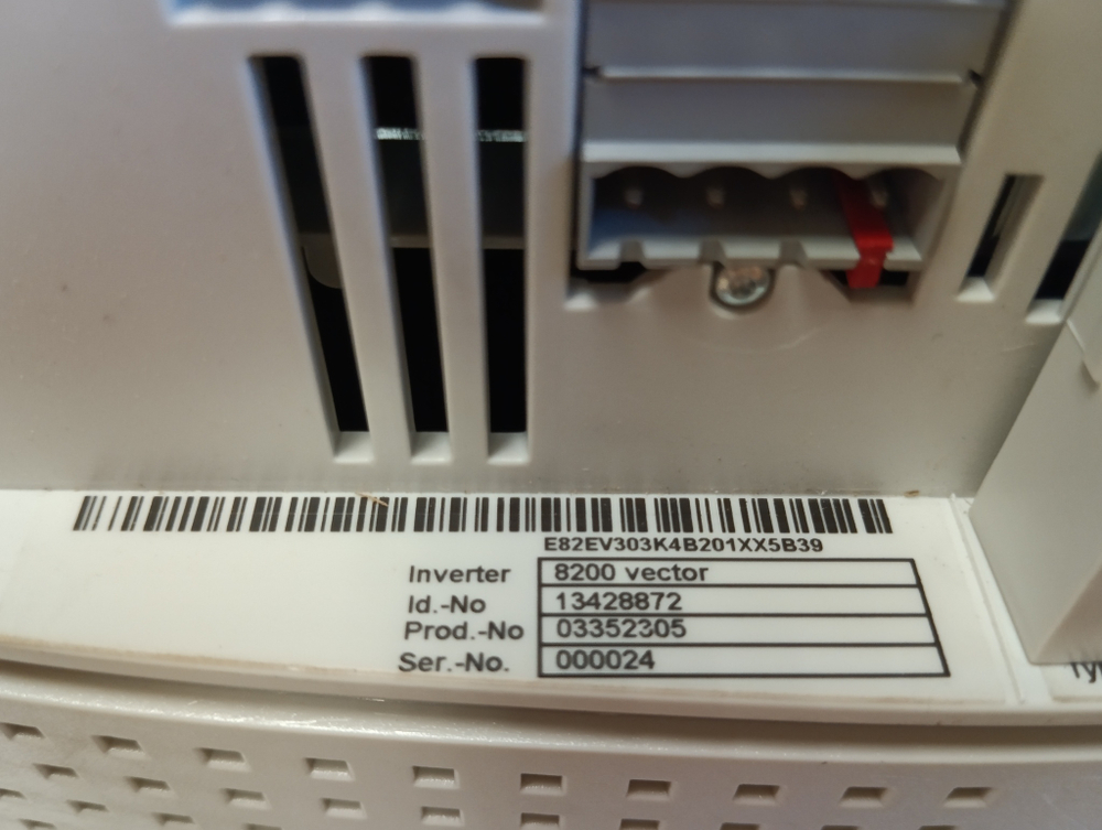 Lenze E82EV303K4B201 новое