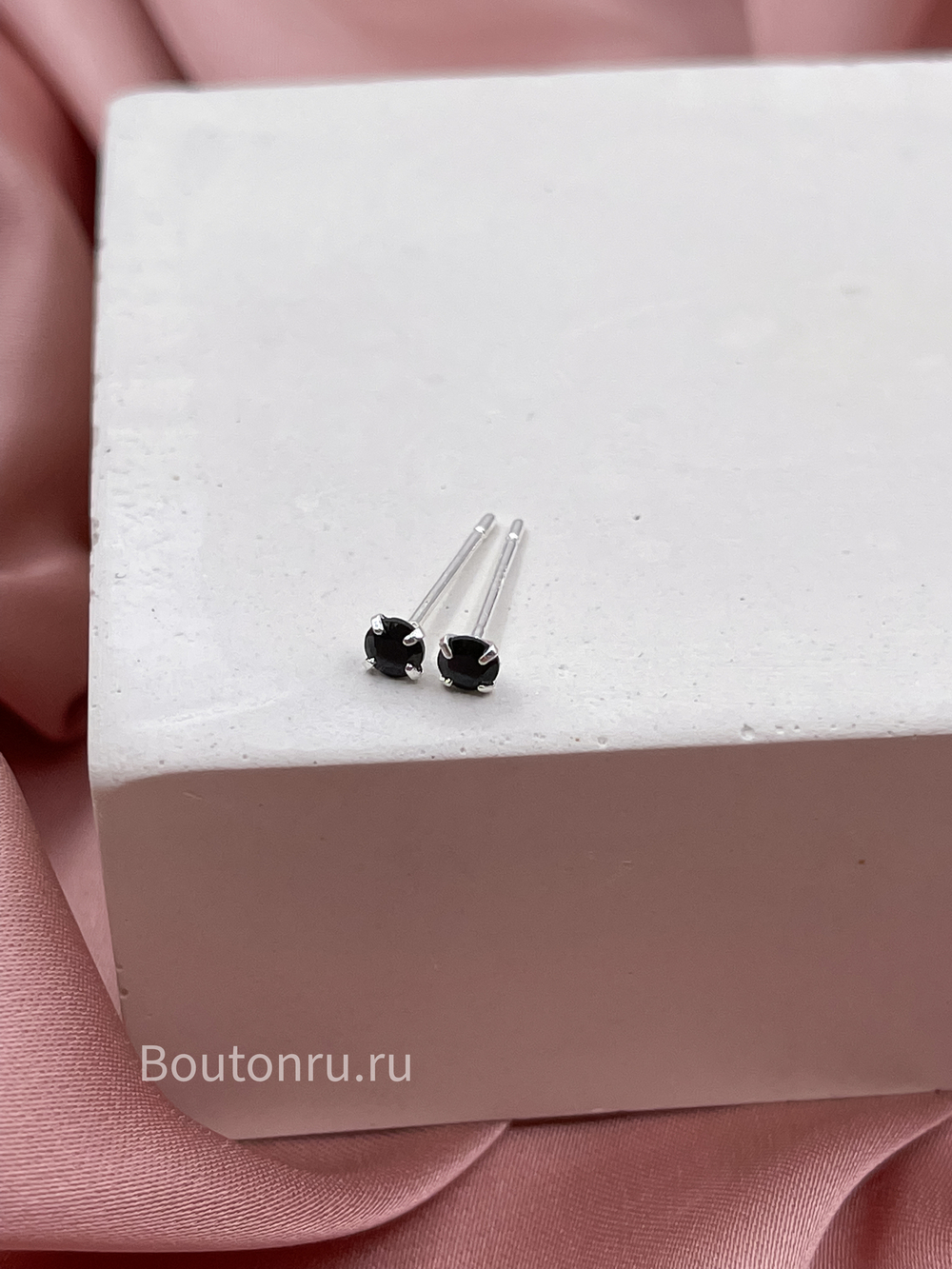 Серьги гвоздики серебристые с черным стразом