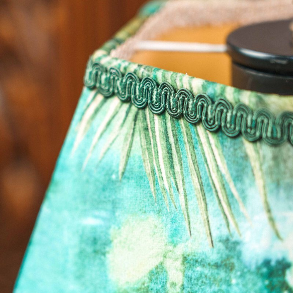 Настольная лампа с декоративным абажуром