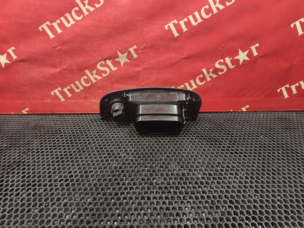 Дефлектор воздушный левый 2018г.