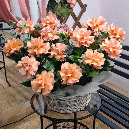 Корзина с 19 французскими розами сорта "MOCCACHINO"