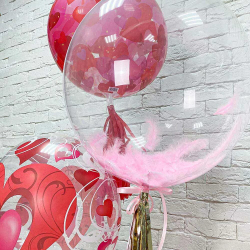 Композиция из больших шаров с сердцами для влюбленных