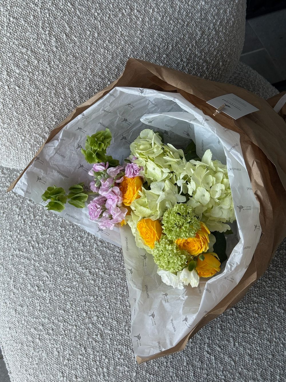 Букет сборный из кустовых пионовидных роз, гортензии, маттиолы и вибурнума