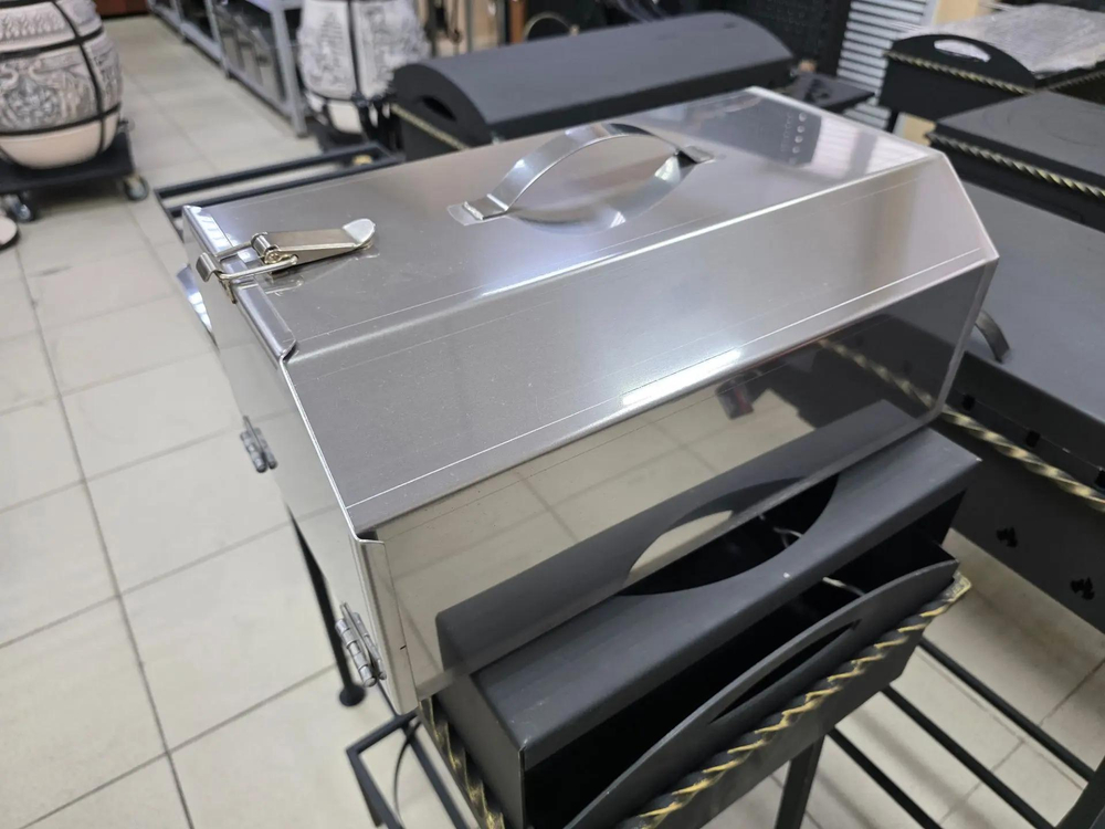 Жаровня-торпеда из нержавеющей стали 270х400х160 — удобная переносная духовка для приготовления пищи на костре или углях 🔥🍖🥘  Если вы любите готовить на природе, на даче, в походе или во дворе частного дома, обратите внимание на практичную и удобную жаровню-торпеду из нержавеющей стали. Это не просто жаровня, а переносная духовка с противнем, которая позволяет готовить самые разные блюда на костре или углях быстро, удобно и с отличным результатом.  Модель выполнена из нержавеющей стали толщиной 1,2 мм, что делает конструкцию надежной, практичной и удобной для регулярного использования. Размер 270х400х160 мм отлично подходит для приготовления порционных блюд, мяса, овощей, рыбы и других продуктов. Благодаря компактному формату жаровню удобно брать с собой на природу, использовать на даче, во дворе или в поездках 🏕️🚗  Характеристики: размер: 270х400х160 мм материал: нержавеющая сталь толщина стали: 1,2 мм тип: жаровня-торпеда назначение: переносная духовка комплектация: с противнем подходит для приготовления на костре или углях Преимущества: изготовлена из нержавеющей стали удобный переносной формат подходит для приготовления на углях и костре практичный размер есть противень удобна для дачи, природы, отдыха и походов можно готовить разнообразные блюда 🍗🥩🐟🥔  С помощью такой жаровни удобно готовить:  мясо 🍖 курицу 🍗 рыбу 🐟 овощи 🥕 картофель 🥔 колбаски запеченные блюда 🥘  Жаровня-торпеда станет отличным вариантом для тех, кто хочет готовить на открытом огне не только шашлык, но и более разнообразные блюда. Это удобная переносная духовка, которую можно использовать там, где хочется получить вкусную горячую еду с ароматом костра 🔥  Почему выбирают нас: работаем ежедневно график: 10:00–19:00 более 6 лет опыта более 1000 положительных отзывов  Оплата: наличные QR-код банковская карта расчетный счет Доставка: по Казани отправка в другие города надежная упаковка 📦  📍 Адрес: г. Казань, ул. Академика Завойского, 21  📩 Пишите в сообщения — подскажем по наличию и ответим на все вопросы 😊  Если вы ищете удобную жаровню для дачи, отдыха на природе или приготовления еды на костре, эта модель станет отличным решением. Жаровня-торпеда из нержавеющей стали подходит для запекания мяса, рыбы, курицы, овощей и других продуктов на углях. Переносная духовка с противнем удобна в использовании, не занимает слишком много места и позволяет готовить горячие блюда в походных и дачных условиях. Благодаря размеру 270х400х160 мм и стали толщиной 1,2 мм модель сочетает в себе практичность, надежность и удобство. Такой вариант подойдет тем, кто хочет купить жаровню из нержавейки для костра, углей, отдыха, дачи или загородного дома.  Жаровня-торпеда, жаровня из нержавеющей стали, купить жаровню, переносная духовка, духовка на костре, духовка на углях, жаровня для дачи, жаровня для природы, жаровня с противнем, нержавеющая жаровня, жаровня 270х400х160, жаровня из нержавейки 1.2 мм, духовка для костра, духовка для углей, походная духовка.