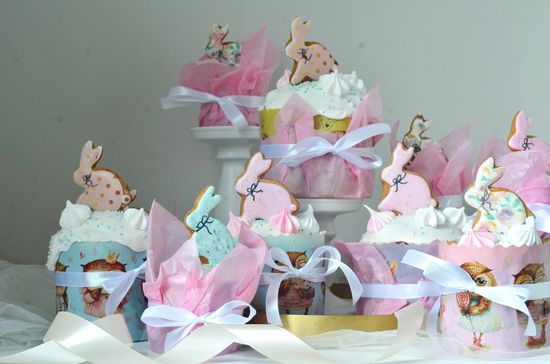 Кулич с макаронс и меренгами