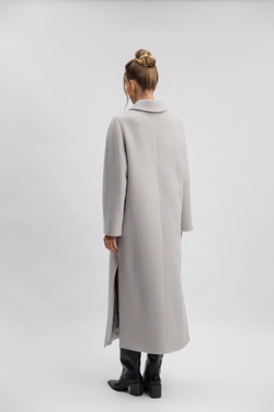 Пальто двубортное с боковыми разрезами и накладными карманами