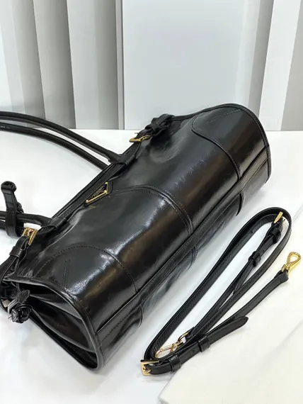 Кожаная большая сумка Prada Bonnie
