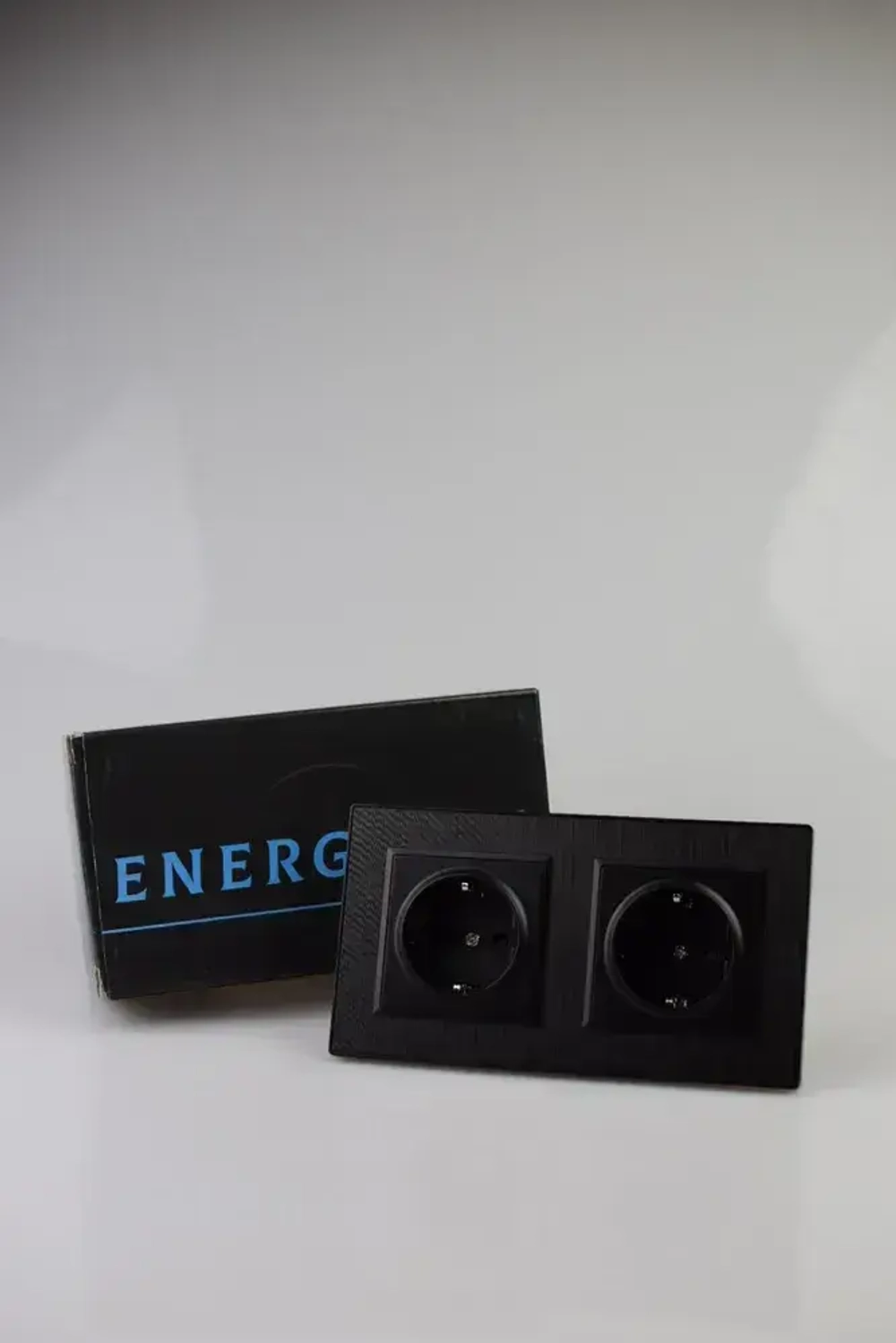 Розетка двойная черная