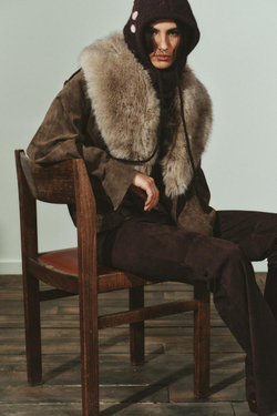 ZARA ТРИКОТАЖНЫЙ КАПЮШОН С ВЫШИВКОЙ ЦВЕТОВ, КОРИЧНЕВЫЙ